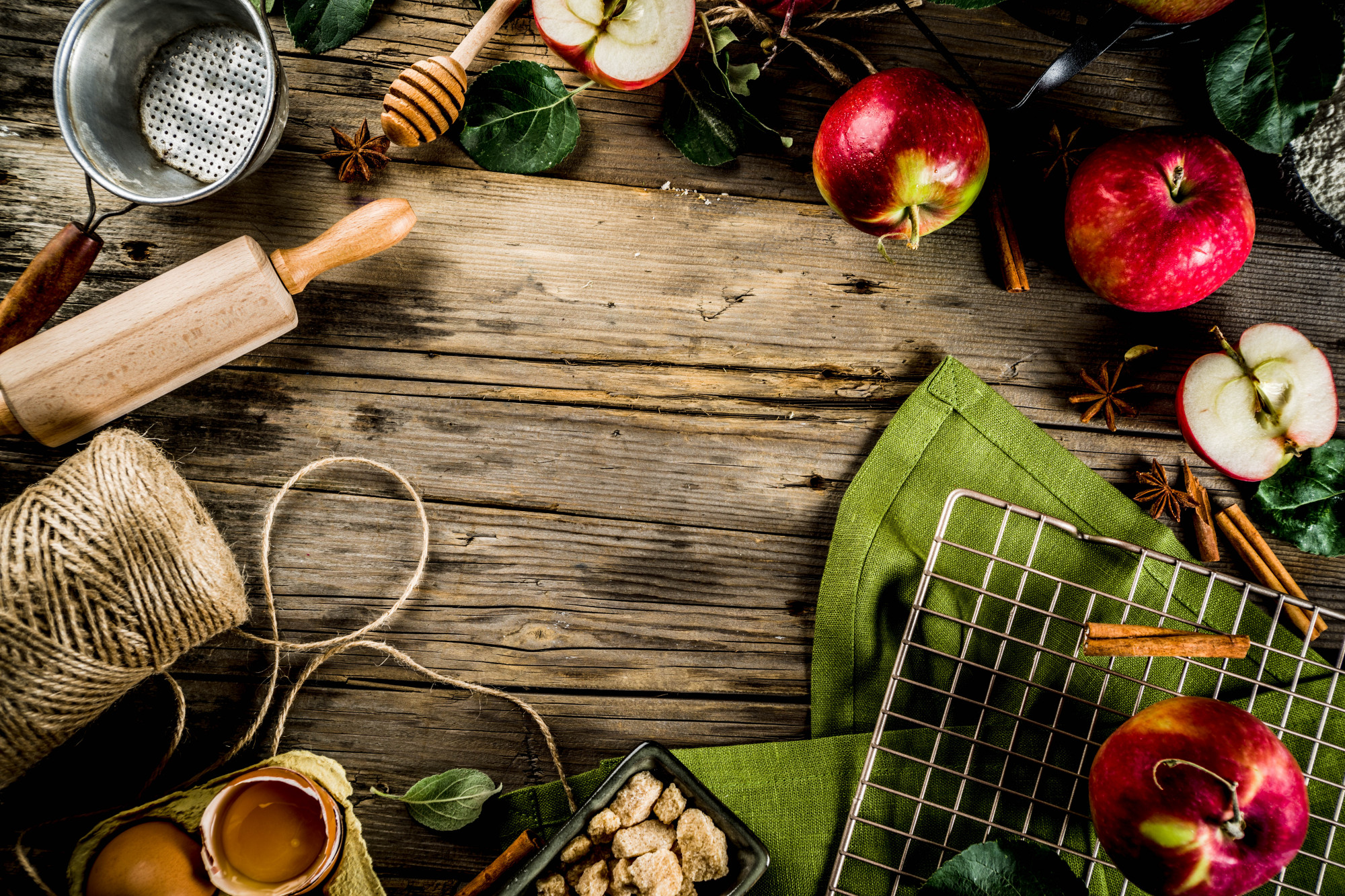 Cucina rustica con utensili e ingredienti locali