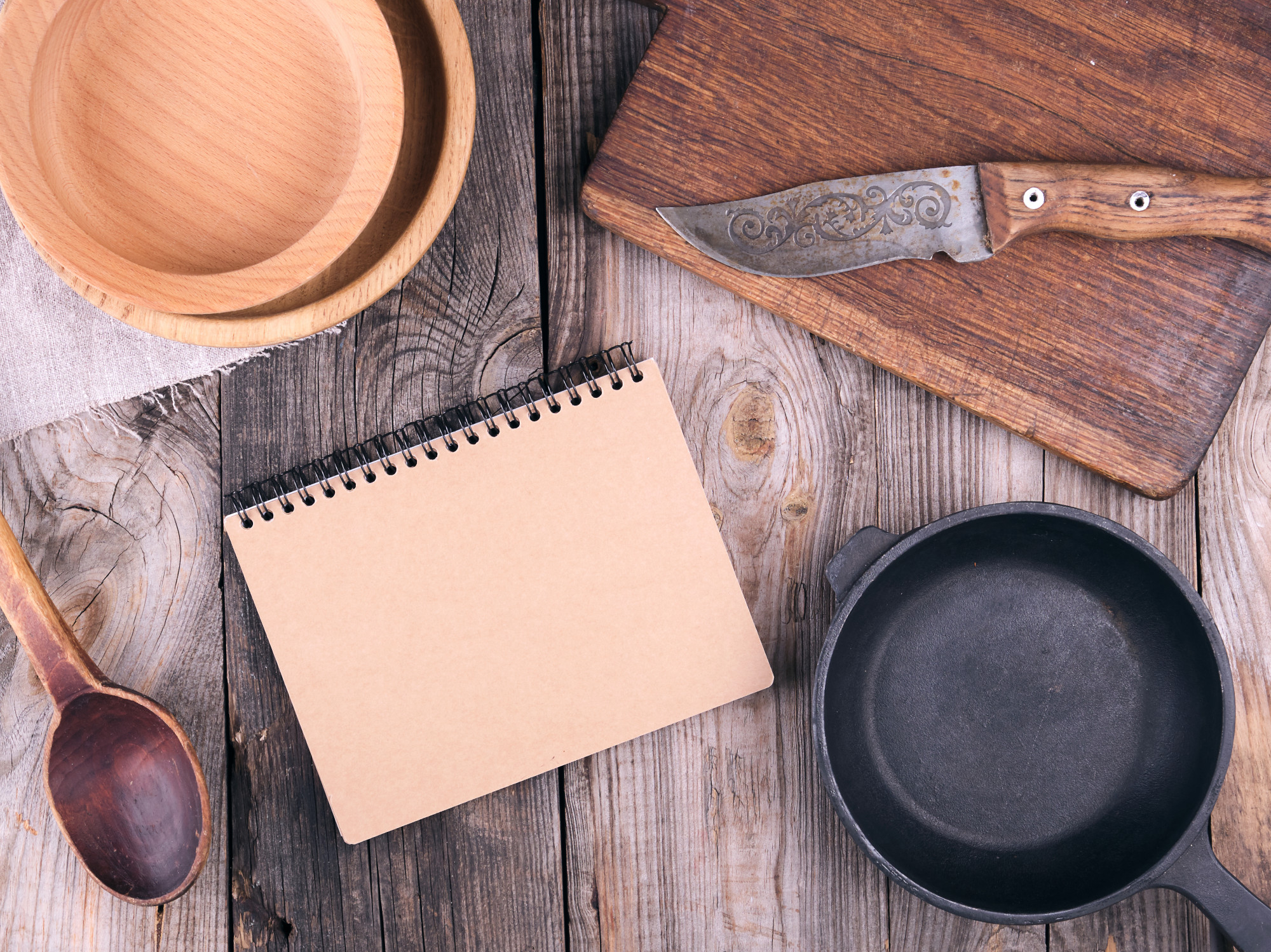Tavolo da cucina con pentole e ingredienti